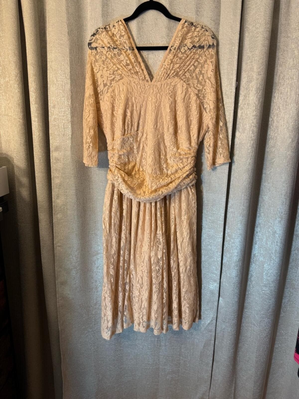 Kiyonna Champagne Lace V-Neck Ruched Midi Dress - Thumbnail 3