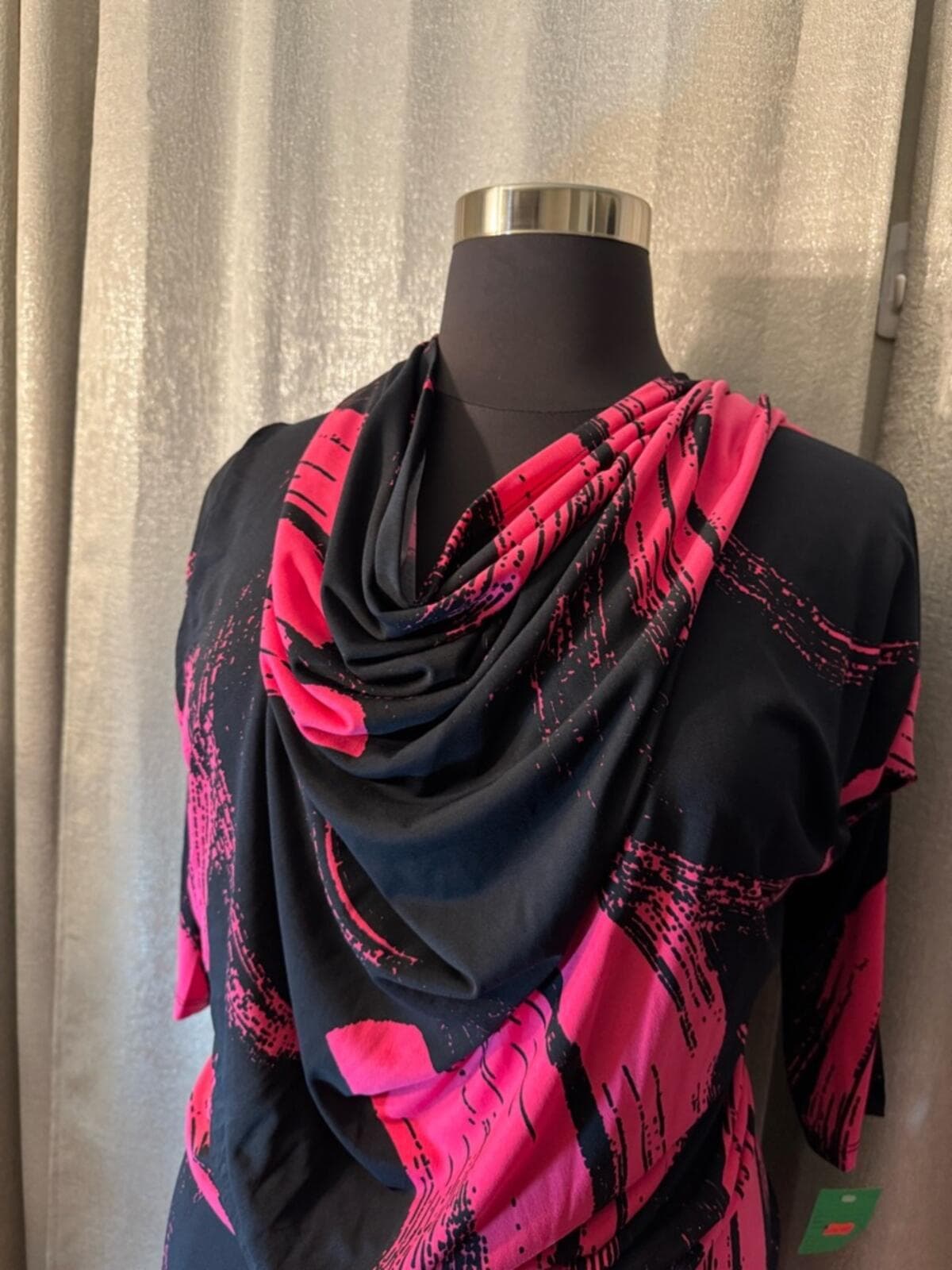 Cowl-Neck Black Mini Dress with Fuchsia Brushstroke Print - Thumbnail 5