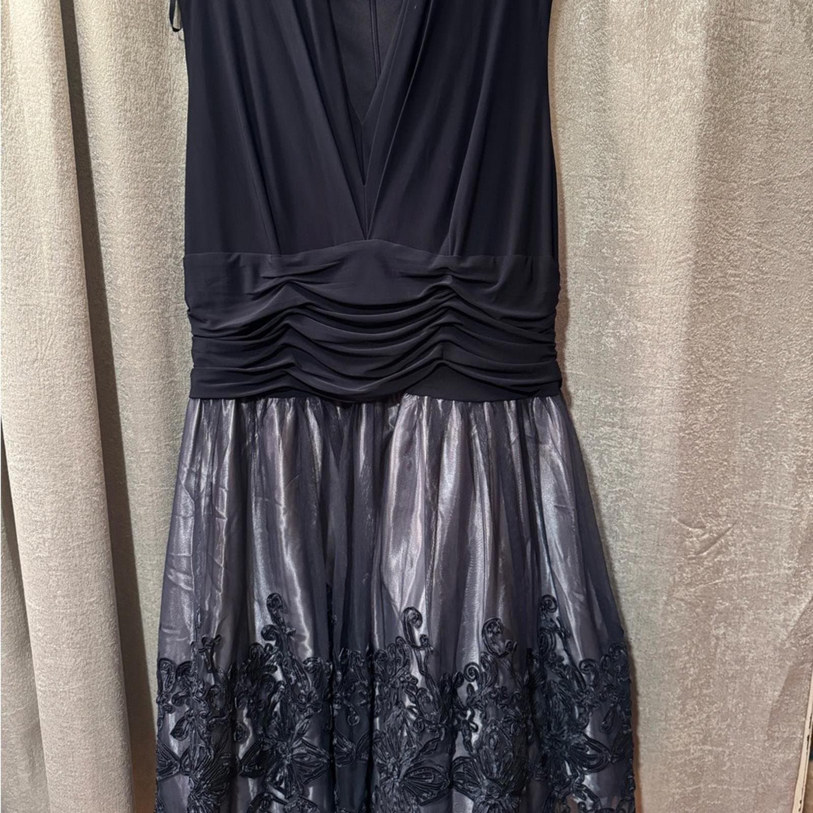 SLNY Black V-Neck Ruched Midi Dress with Embroidered Tulle - Thumbnail 2