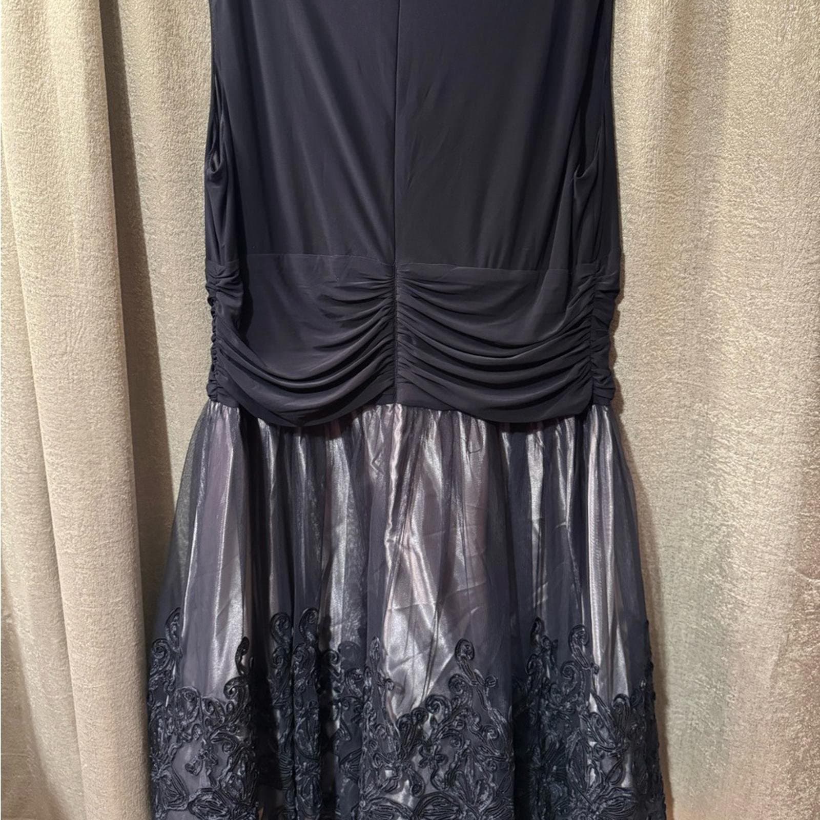 SLNY Black V-Neck Ruched Midi Dress with Embroidered Tulle - Thumbnail 6