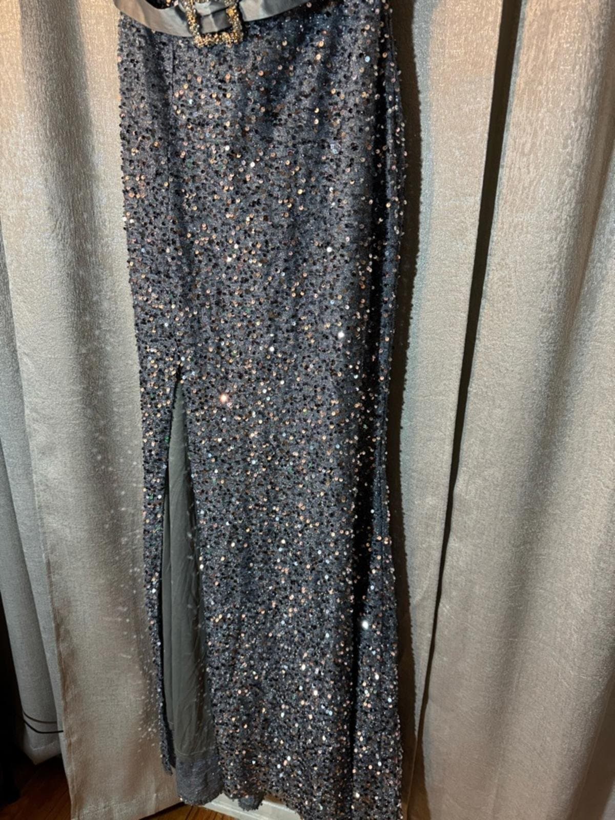 Off-Shoulder Sparkling Evening Gown in Silver - Thumbnail 4