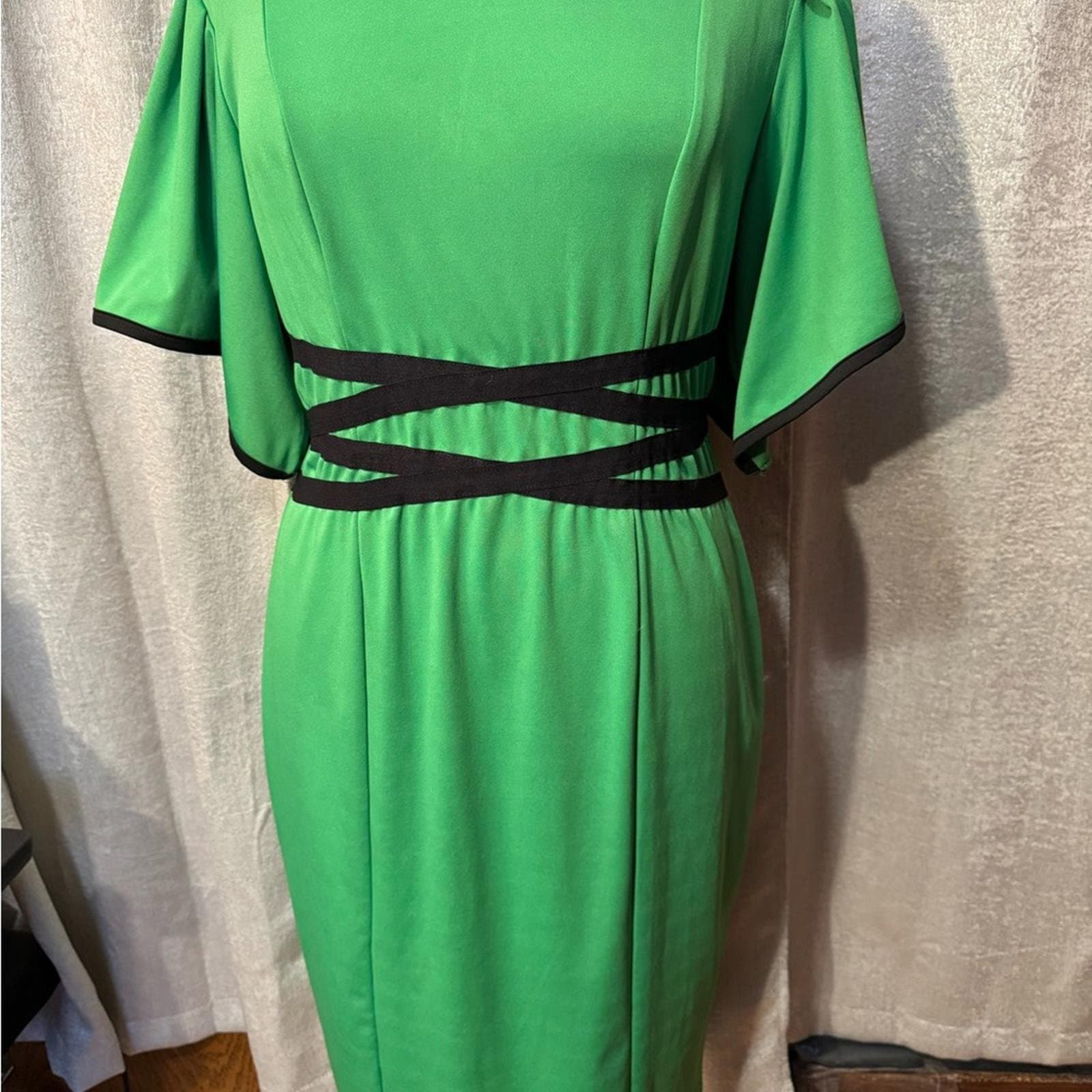 Elegant Green Midi Dress with Black Accents - Thumbnail 2