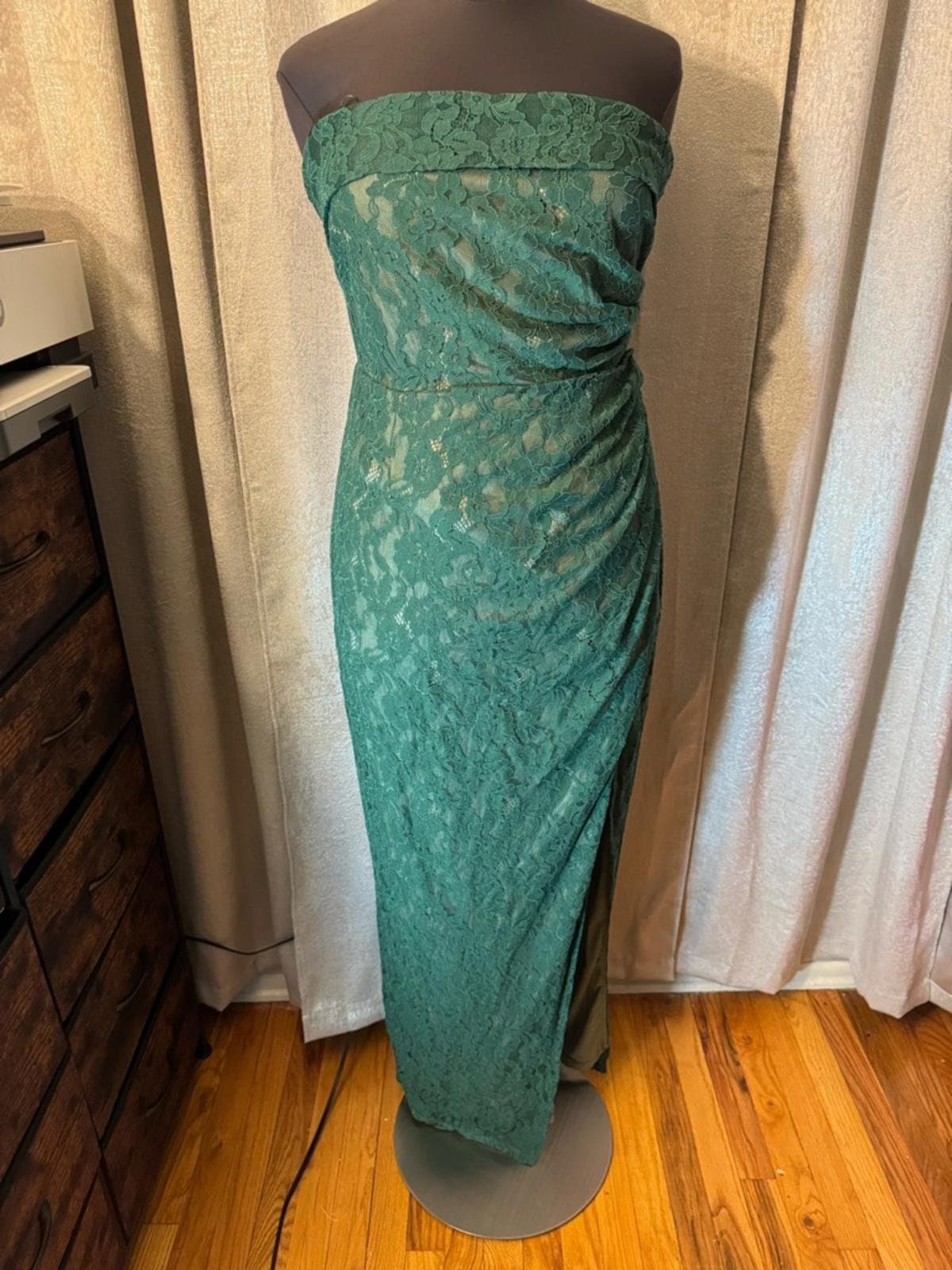 Fashion Nova Strapless Emerald Green Lace Midi Dress - Thumbnail 3
