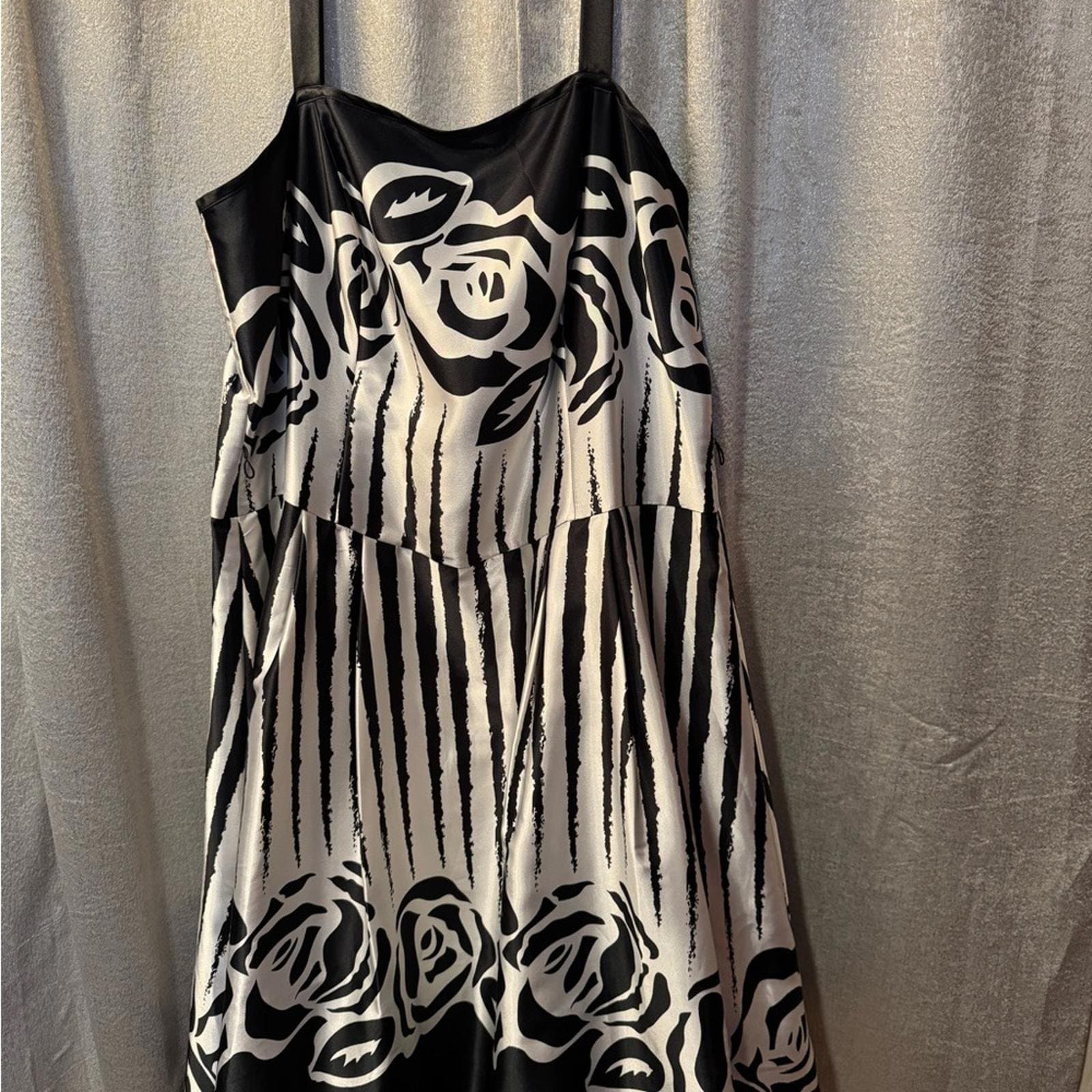 Dressbarn Black and White Rose Midi Dress - Thumbnail 2