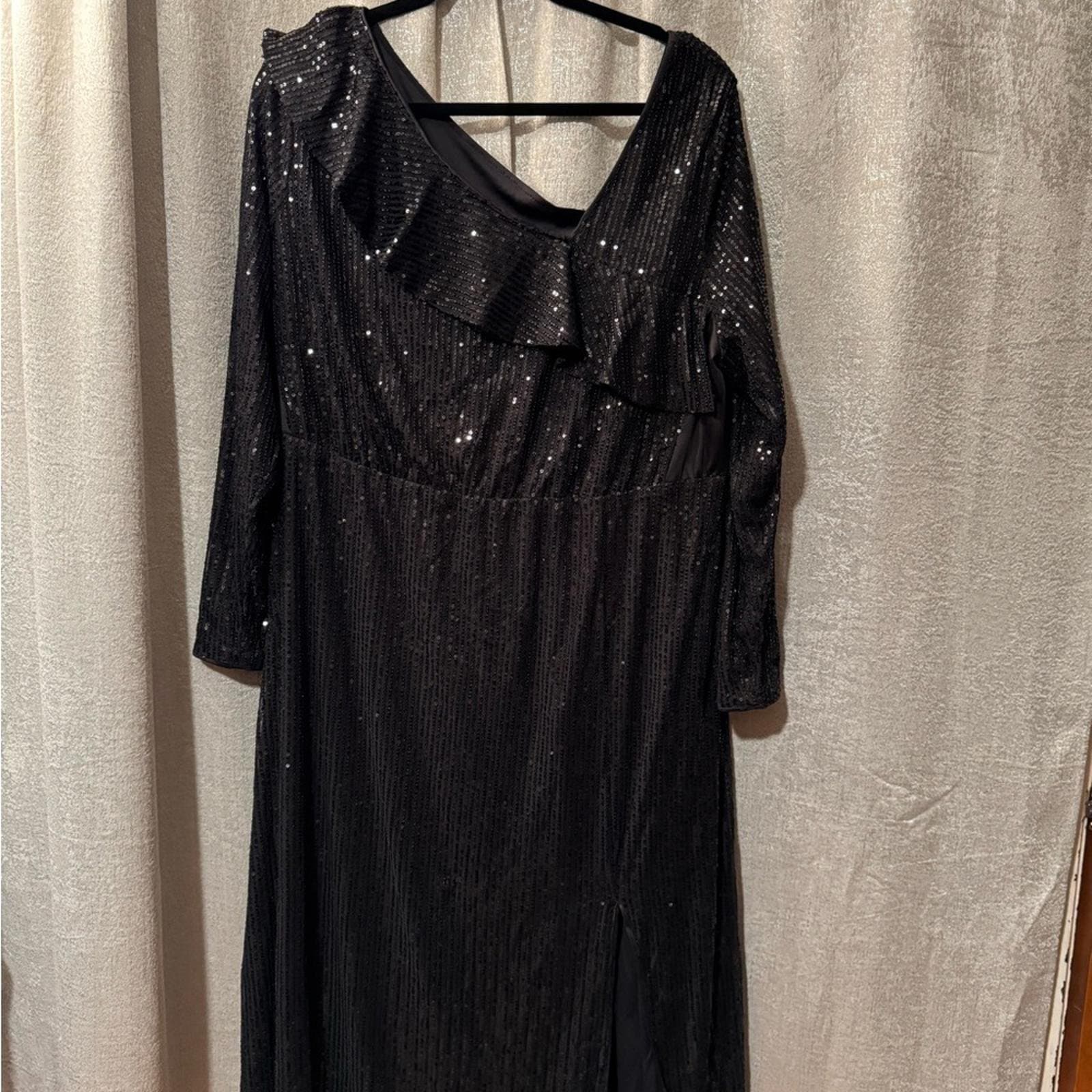 BloomChic Black Sequin V-Neck Maxi Dress with Front Slit - Thumbnail 2