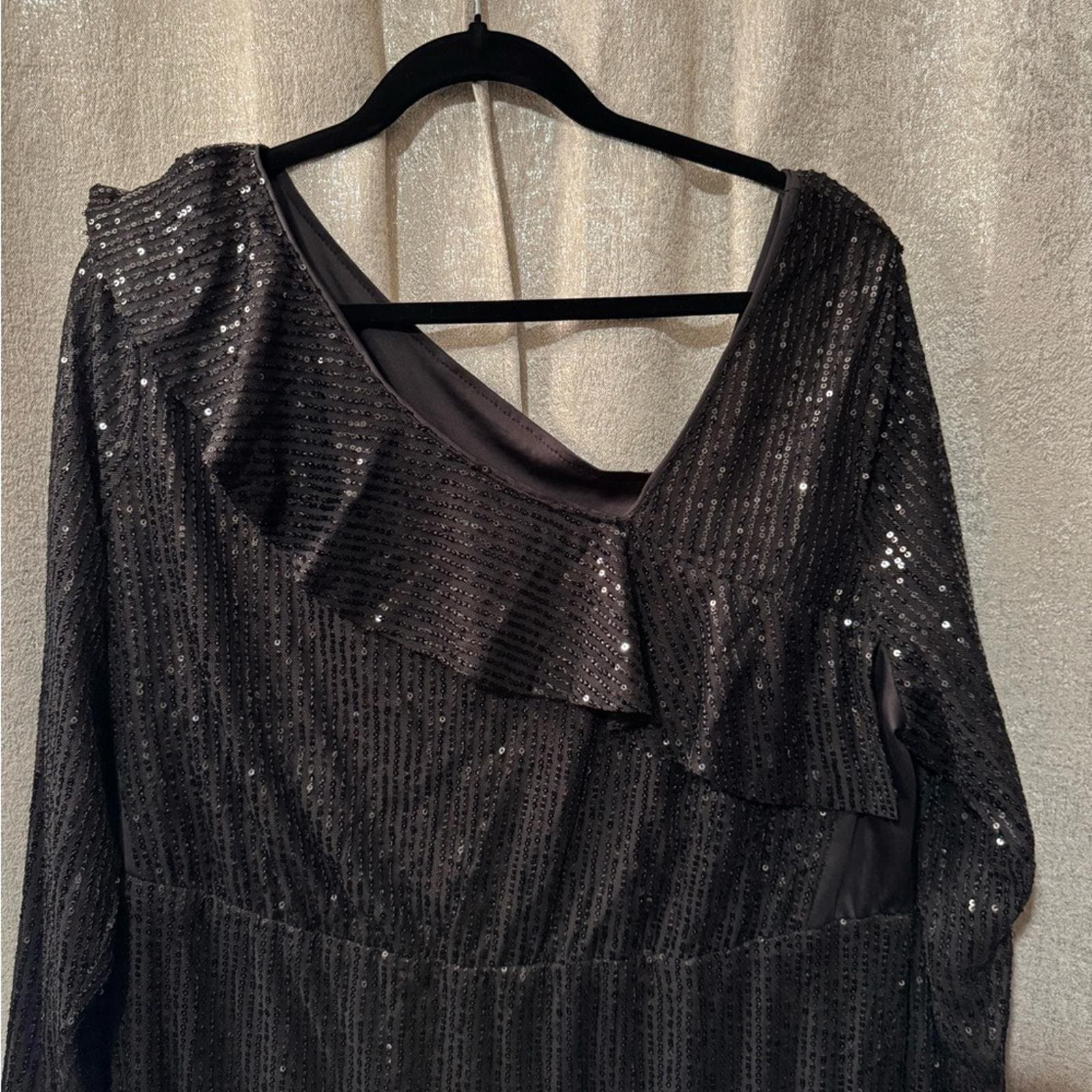 BloomChic Black Sequin V-Neck Maxi Dress with Front Slit - Thumbnail 3