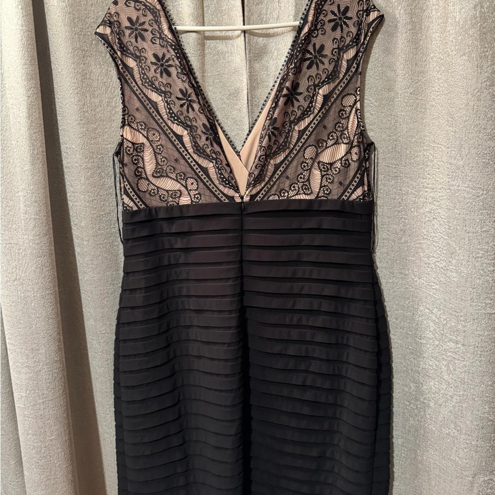 Signature Black Lace V-Neck Midi Dress - Thumbnail 5