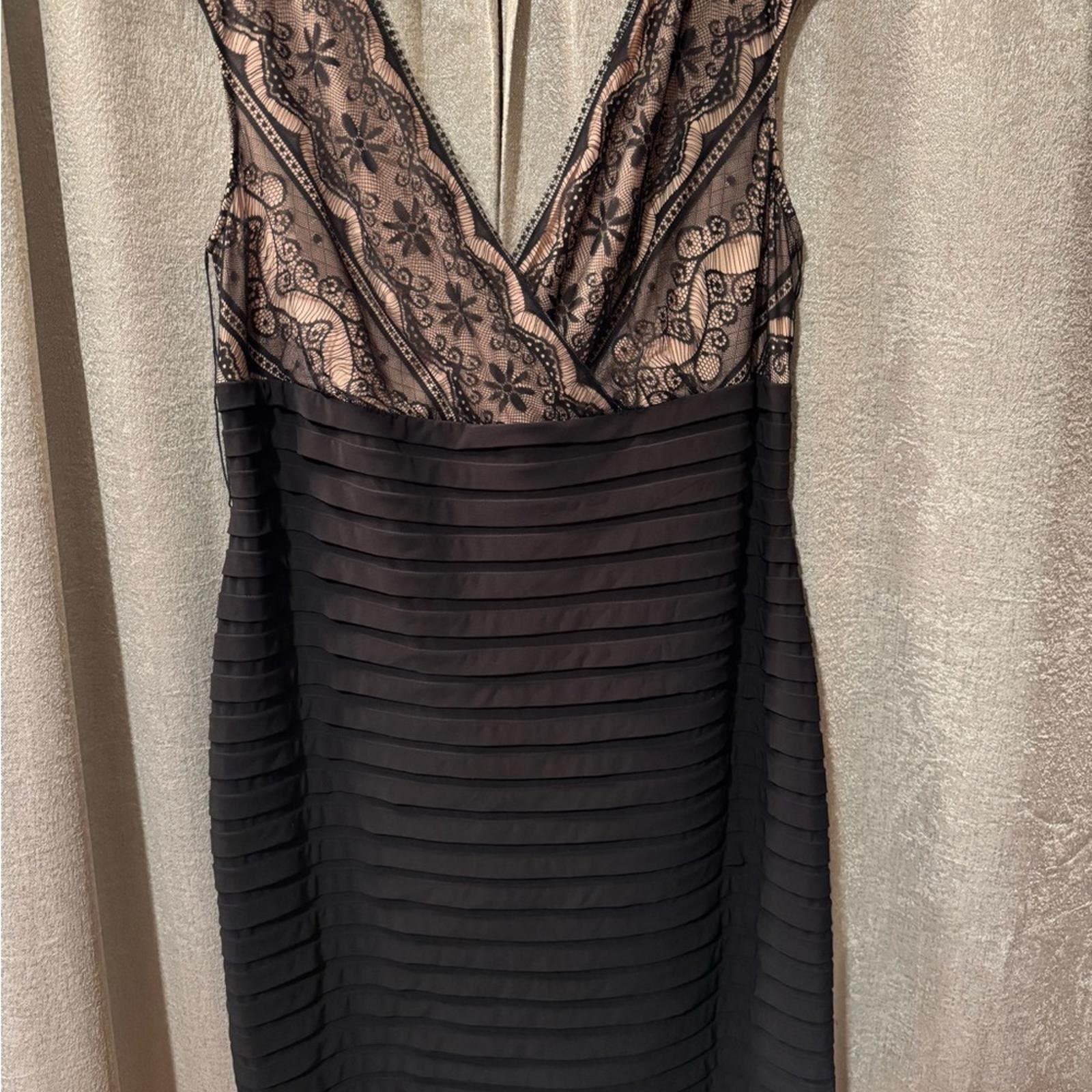 Signature Black Lace V-Neck Midi Dress - Thumbnail 2