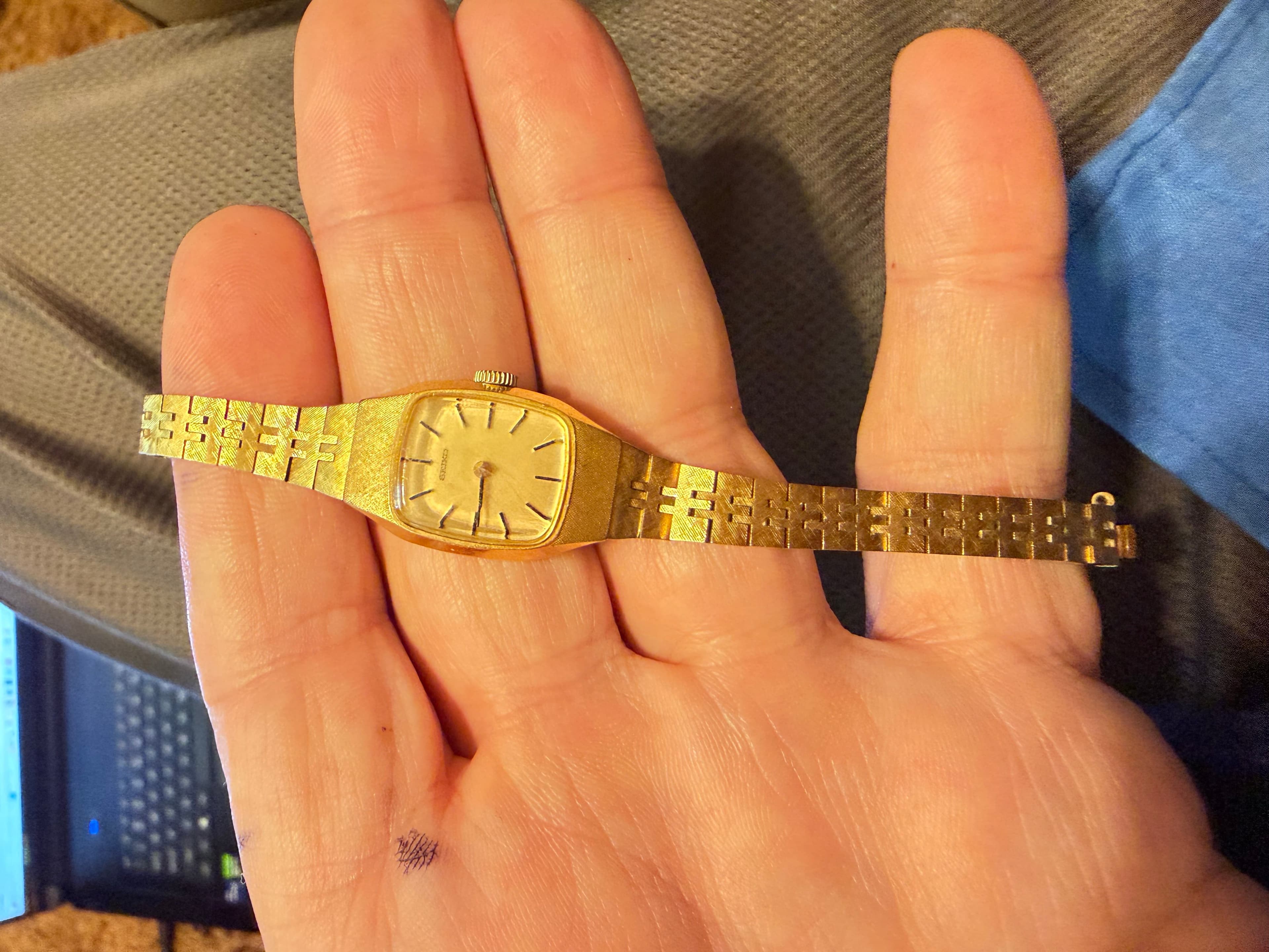 Seiko Vintage Gold-Tone Women’s Watch 11-5139 Square Dial Bracelet - Image 1