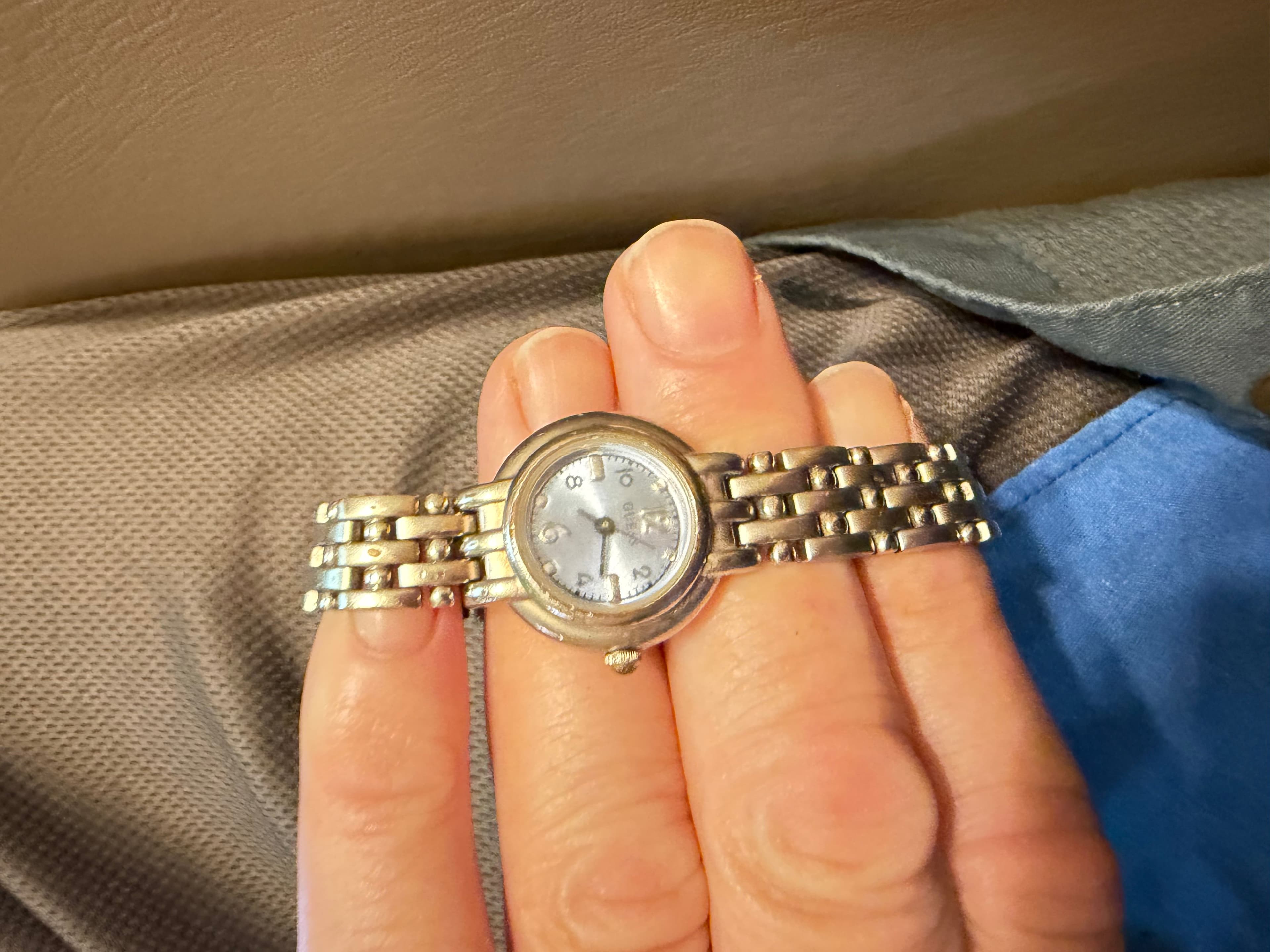 Guess Women's Silver Tone Bracelet Watch Classic Design - Image 1