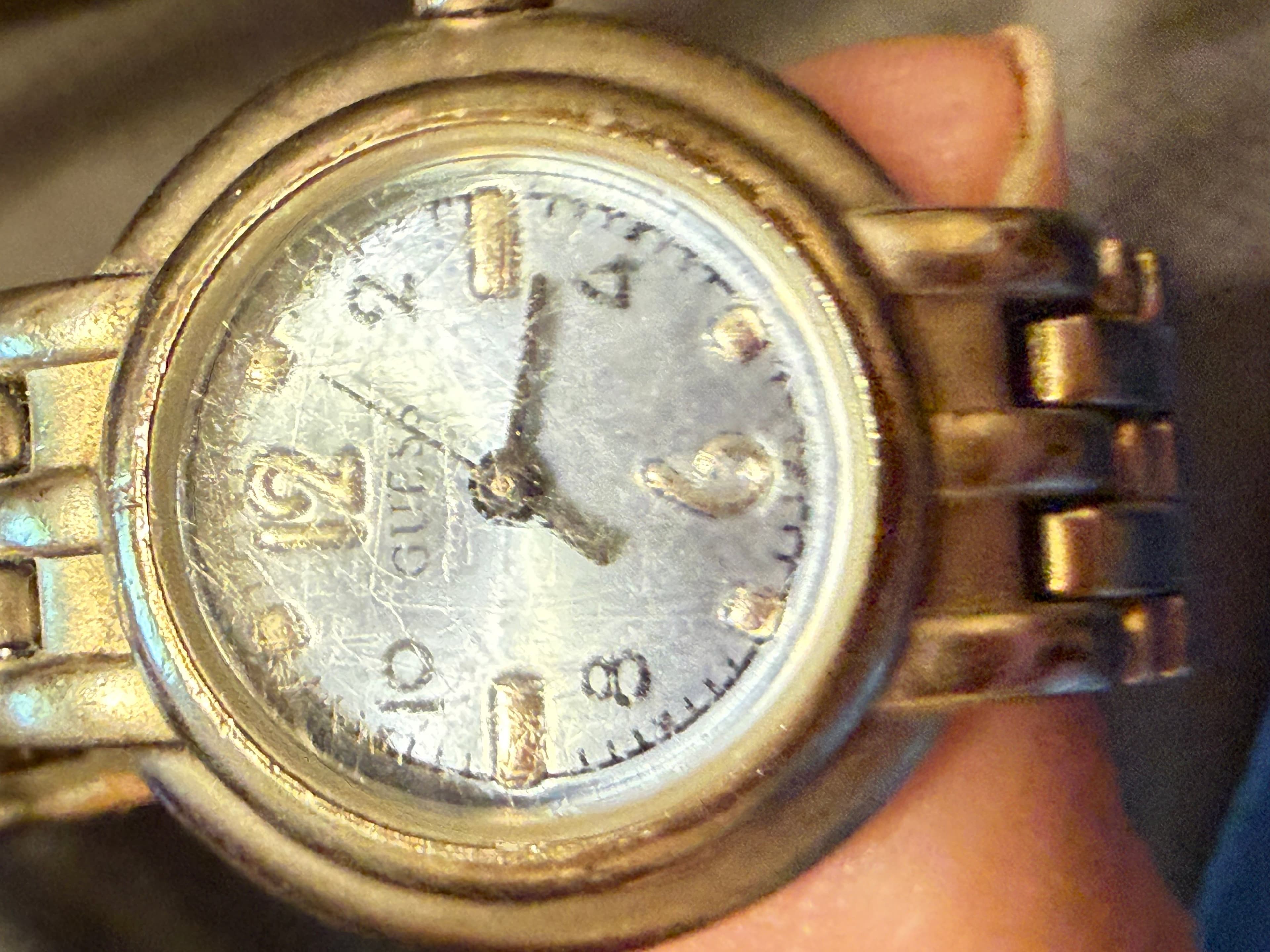 Guess Women's Silver Tone Bracelet Watch Classic Design - Thumbnail 2