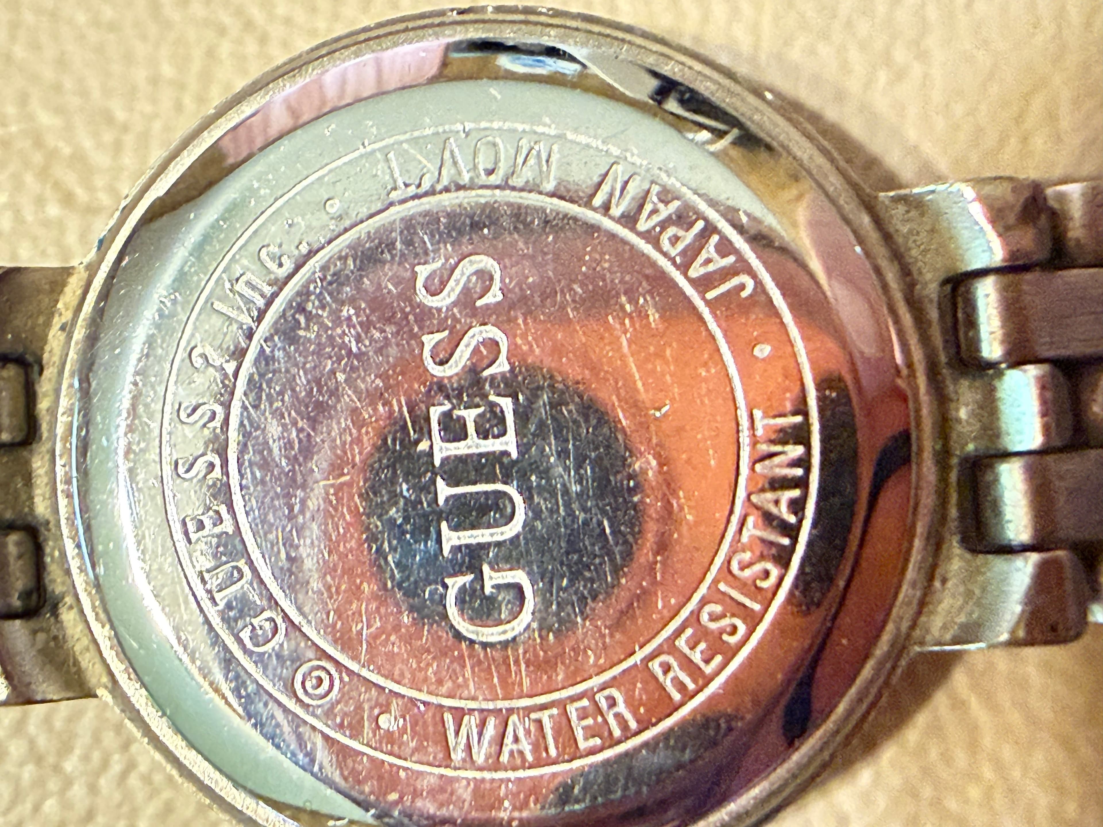 Guess Women's Silver Tone Bracelet Watch Classic Design - Thumbnail 5