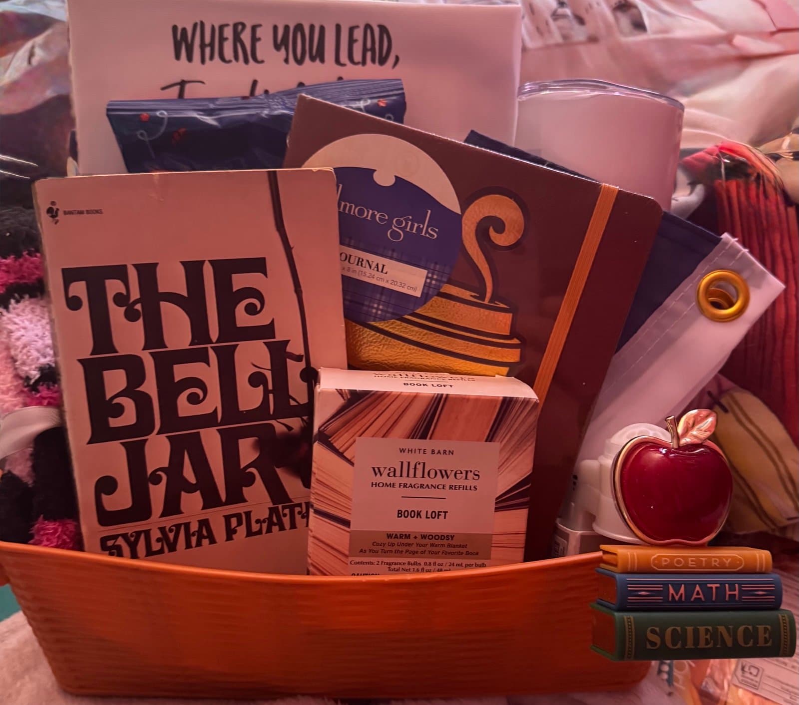 Rory Gilmore bath and body works basket - Thumbnail 2