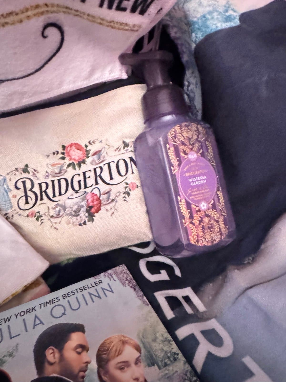 Bridgerton Lovers Luxury Gift Basket - Thumbnail 3