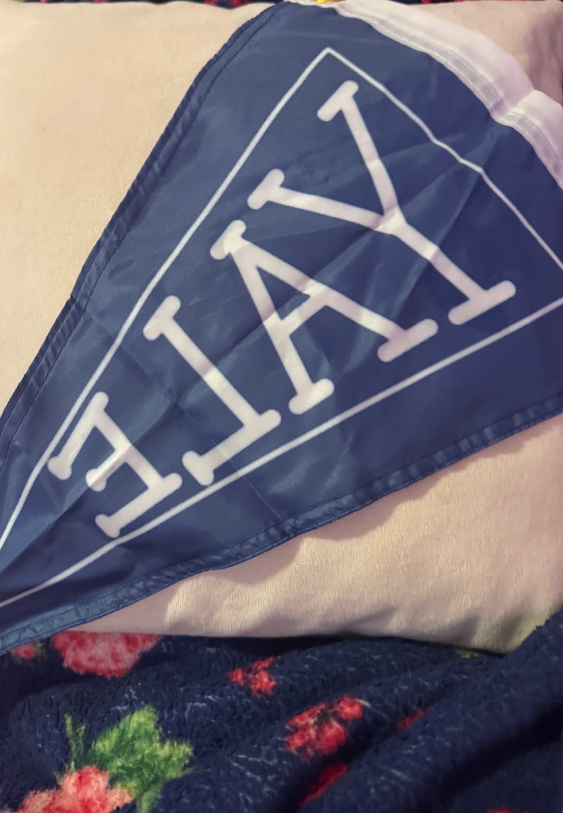 Yale flag - Thumbnail 2