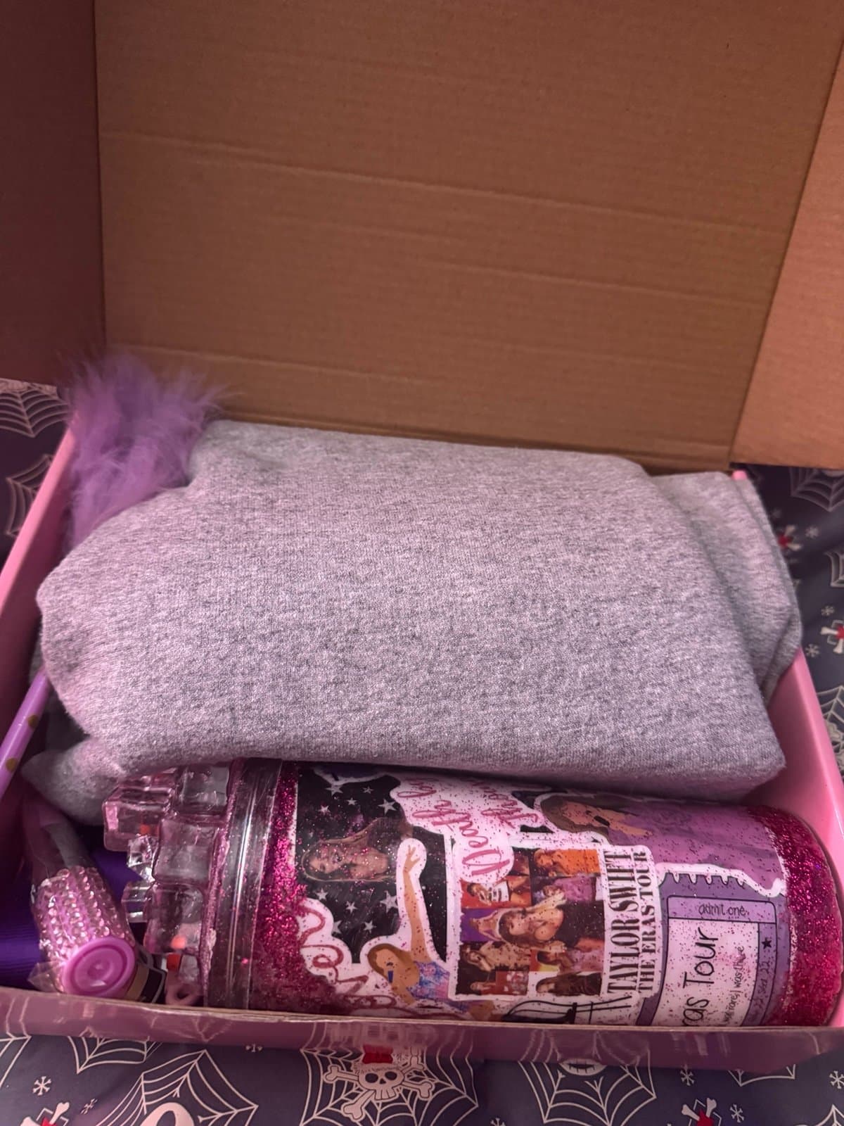 Taylor Swift box - Thumbnail 2