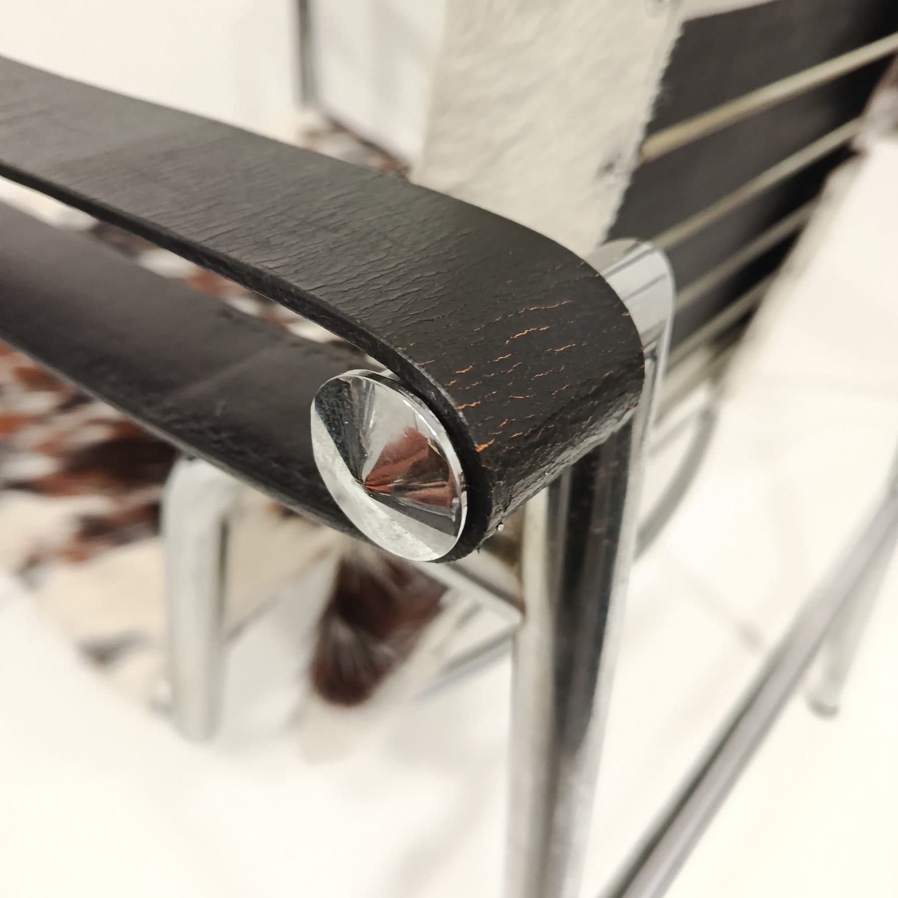 Armchair - LC1 - horse leather, Steel - Thumbnail 3