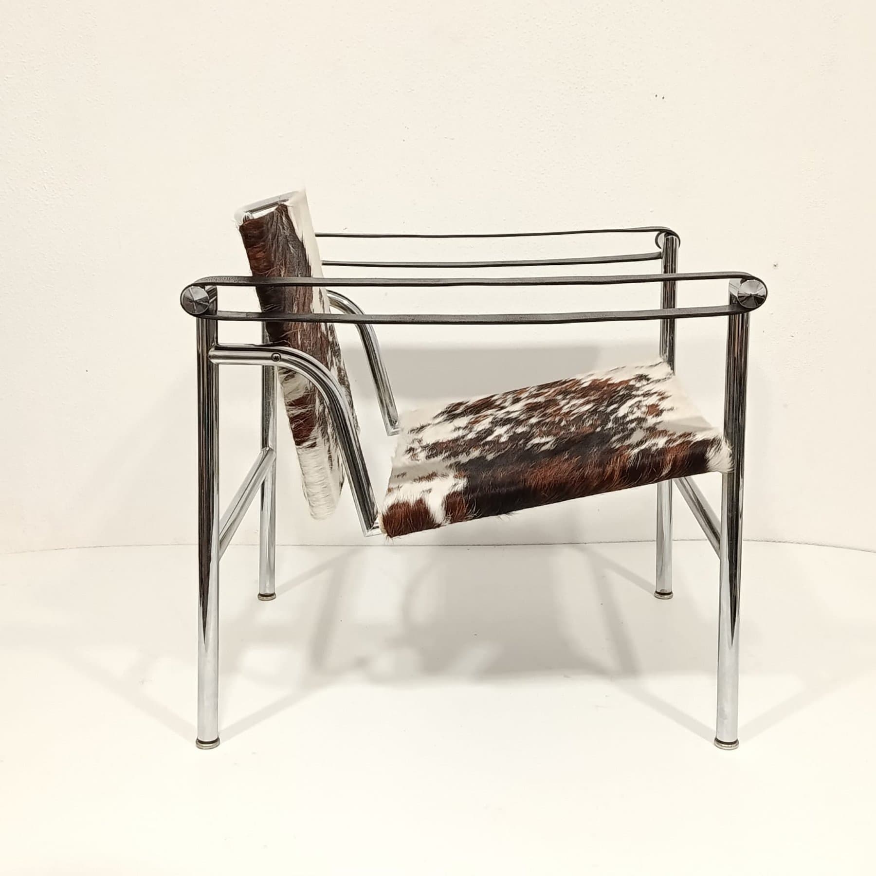 Armchair - LC1 - horse leather, Steel - Thumbnail 2