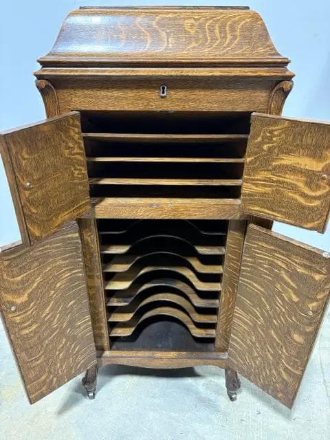 1919 RCA Victor Victrola VV-XI-A With 4 Doors And 80 Records - Thumbnail 3