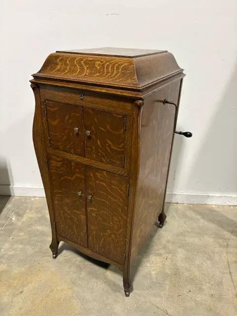 1919 RCA Victor Victrola VV-XI-A With 4 Doors And 80 Records - Image 1