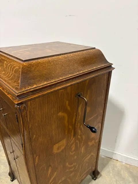 1919 RCA Victor Victrola VV-XI-A With 4 Doors And 80 Records - Thumbnail 2