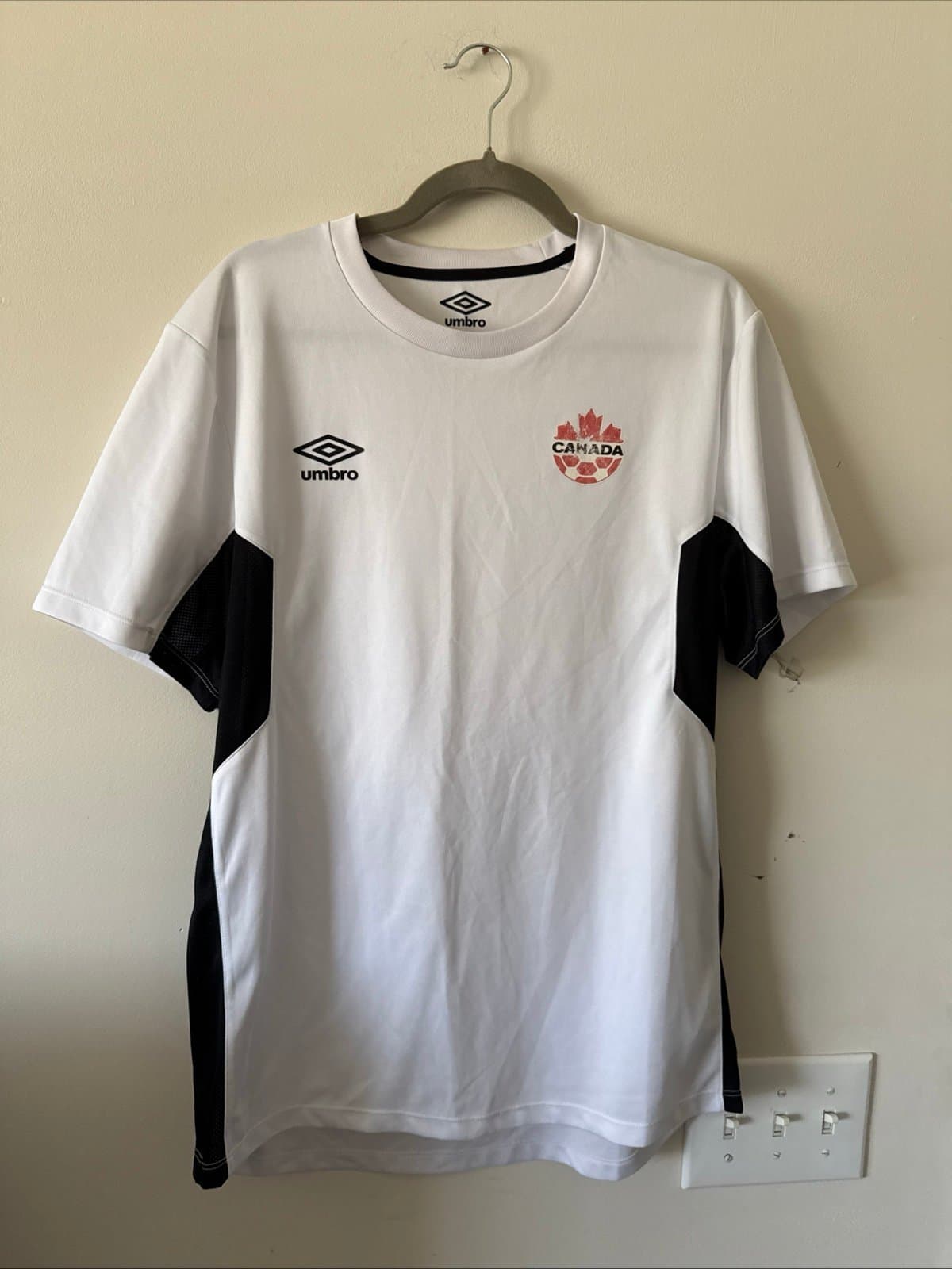 Men’s Umbro Canada National Team Soccer Jersey Sz L - White - Image 1