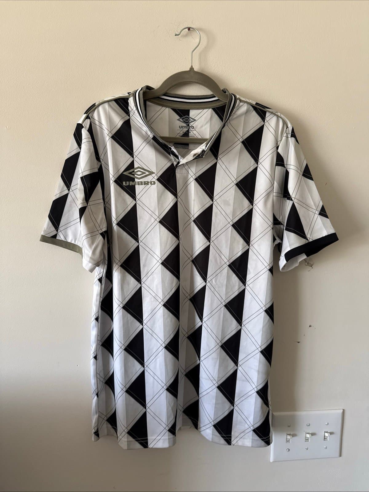 Men’s Vintage 90s Umbro Soccer Jersey Geometric Sz M - White/Black - Image 1