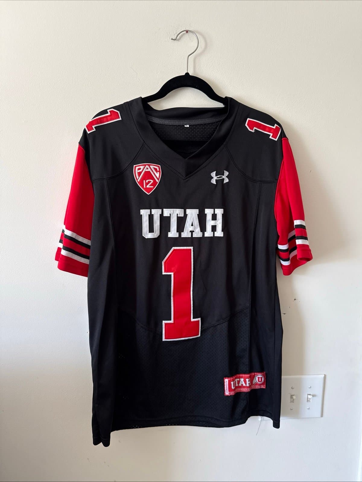 Men’s Under Armour Utah Utes Tyler Huntley #1 Jersey Black NCAA Sz S - NWOT - Image 1