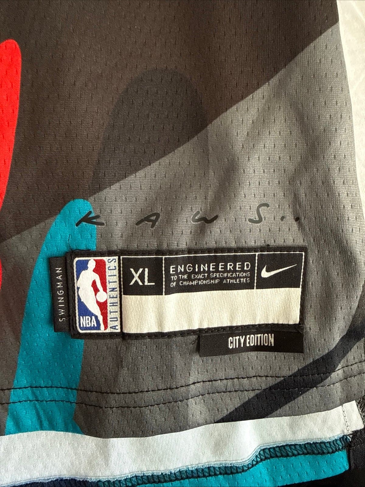 Boy’s Nike Cam Thomas #24 Brooklyn Nets KAWS 2023 City Edition Jersey Sz XL NWT - Thumbnail 3