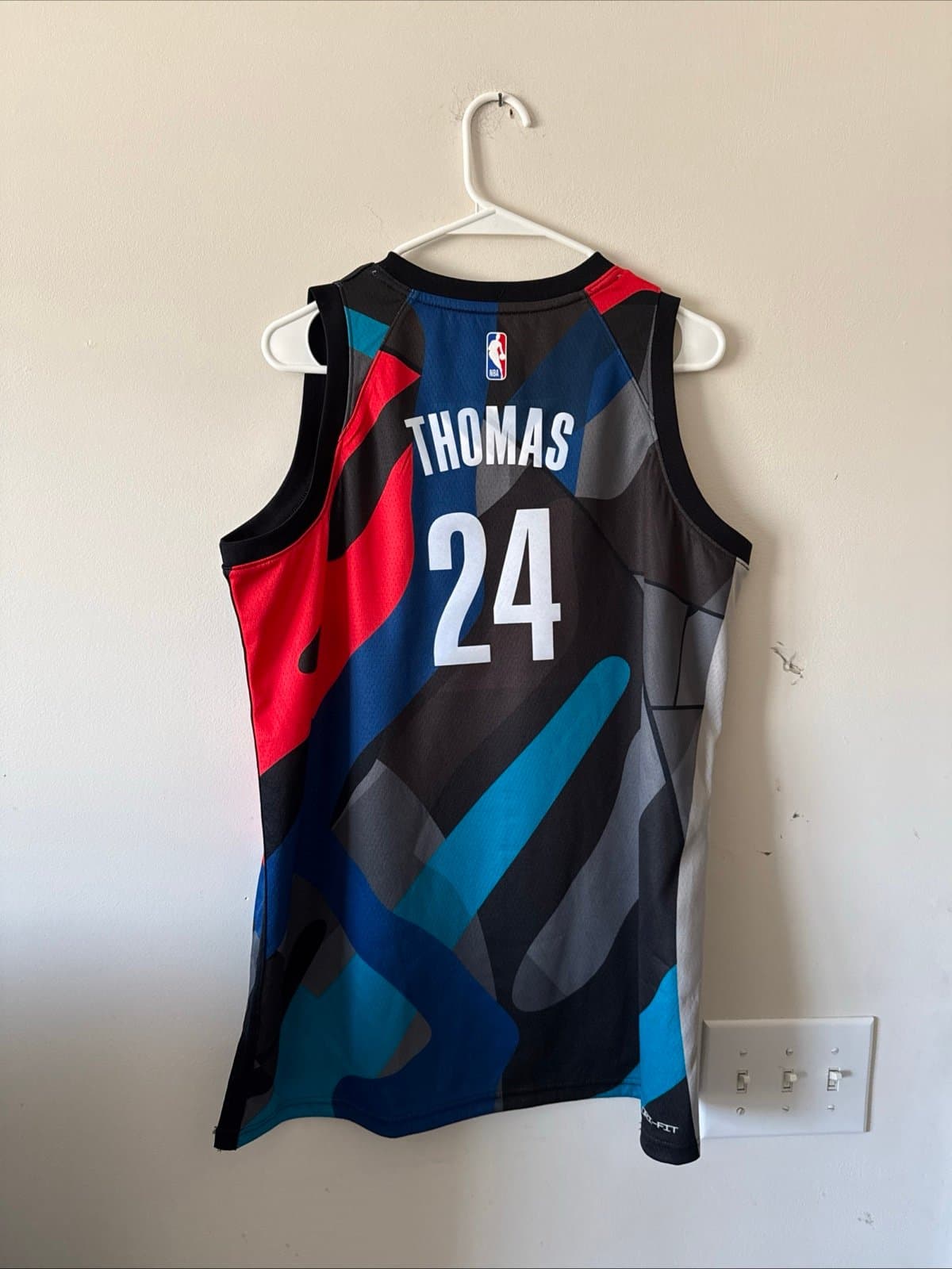 Boy’s Nike Cam Thomas #24 Brooklyn Nets KAWS 2023 City Edition Jersey Sz XL NWT - Thumbnail 6