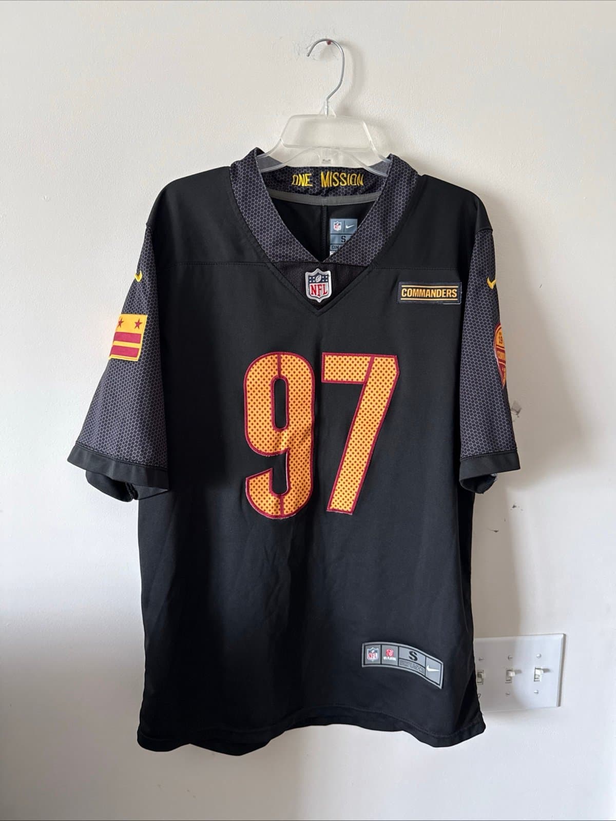 Men’s Nike Eddie Goldman #97 Washington Commanders Alternate Jersey Sz S - Black - Image 1