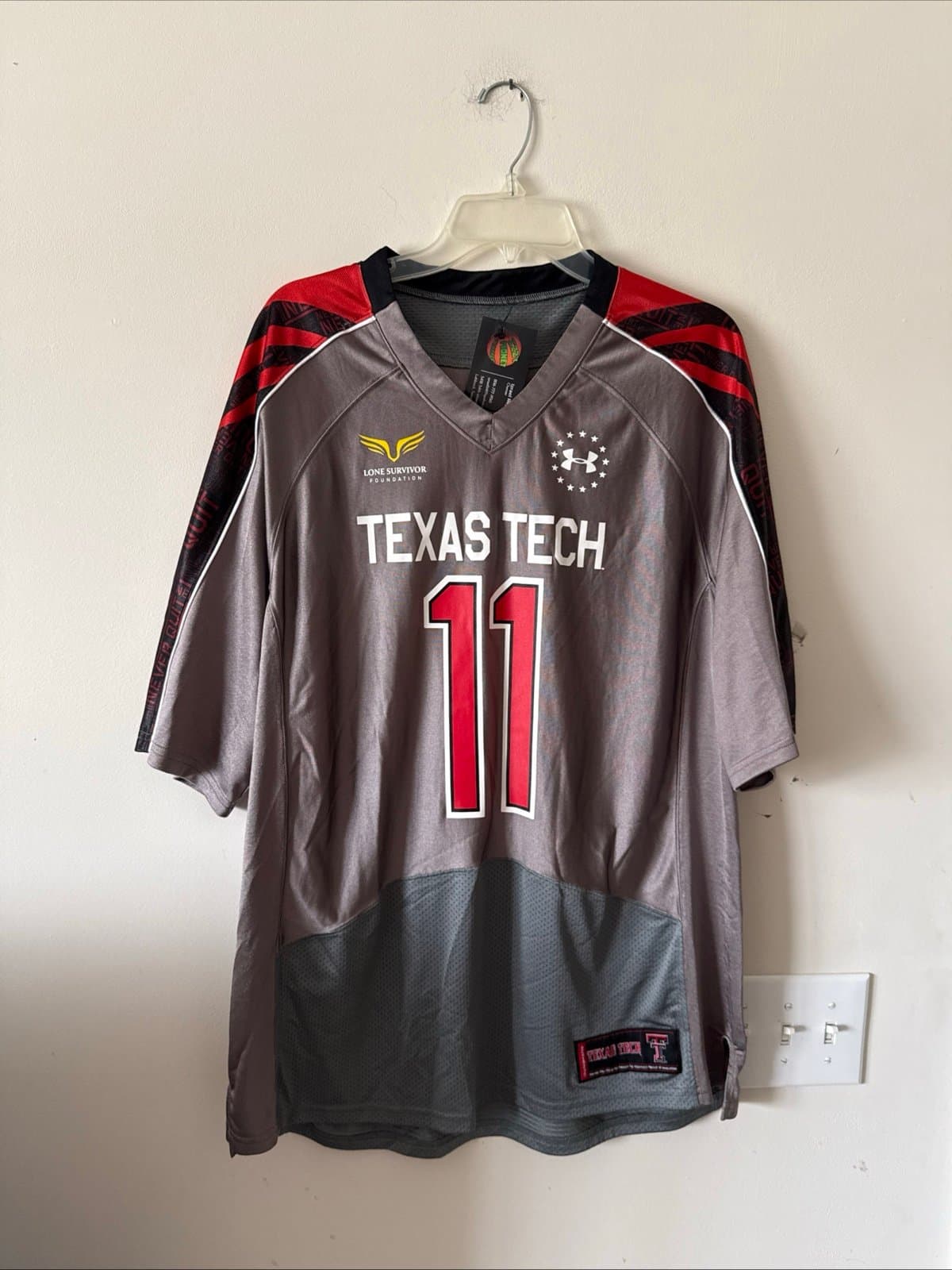Men’s Under Armour Texas Tech Red Raiders #11 Lone Survivor Jersey Sz L - RARE
