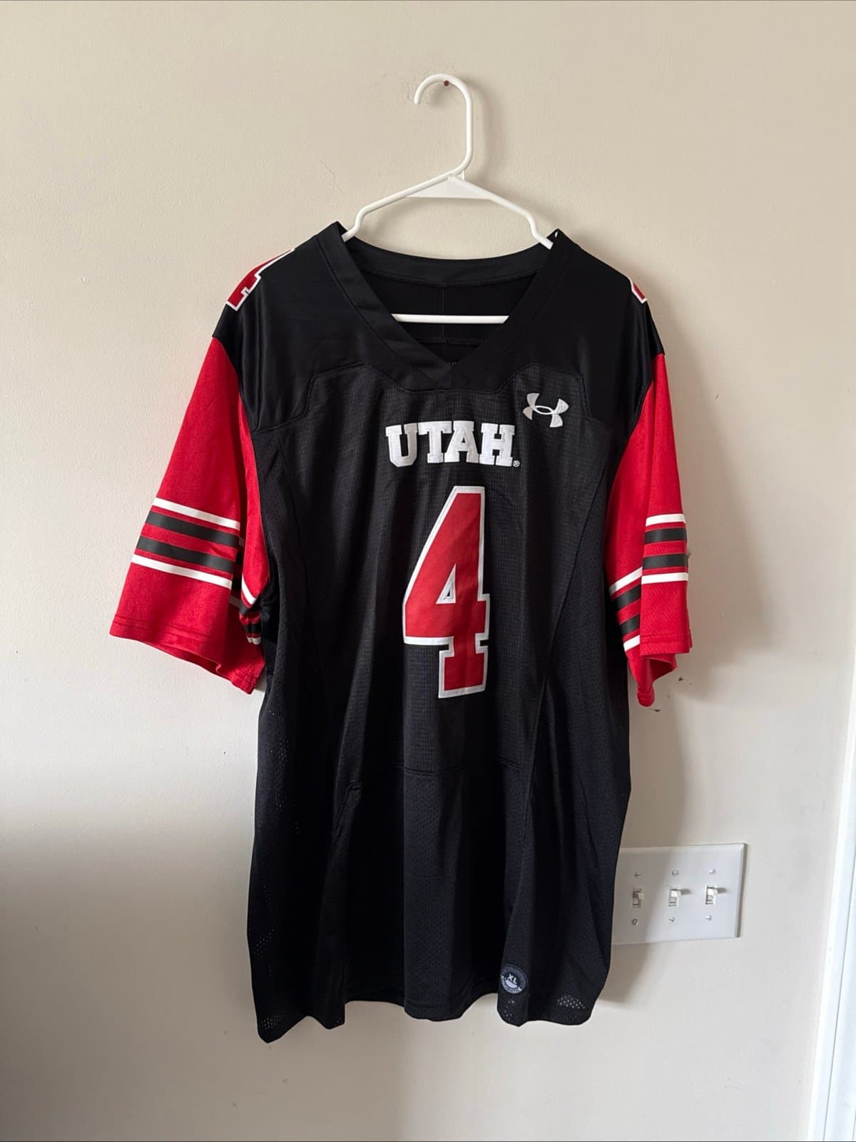 MEN’S UNDER ARMOUR UNIVERSITY OF UTAH #4 BLACK FOOTBALL JERSEY SIZE XL - Image 1