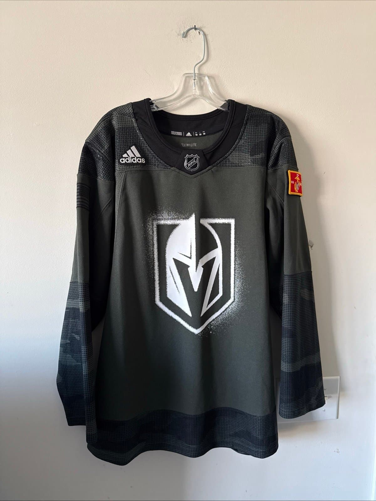 Men's adidas Camo Vegas Golden Knights Military Appreciation Jersey Sz 50 RARE - Image 1