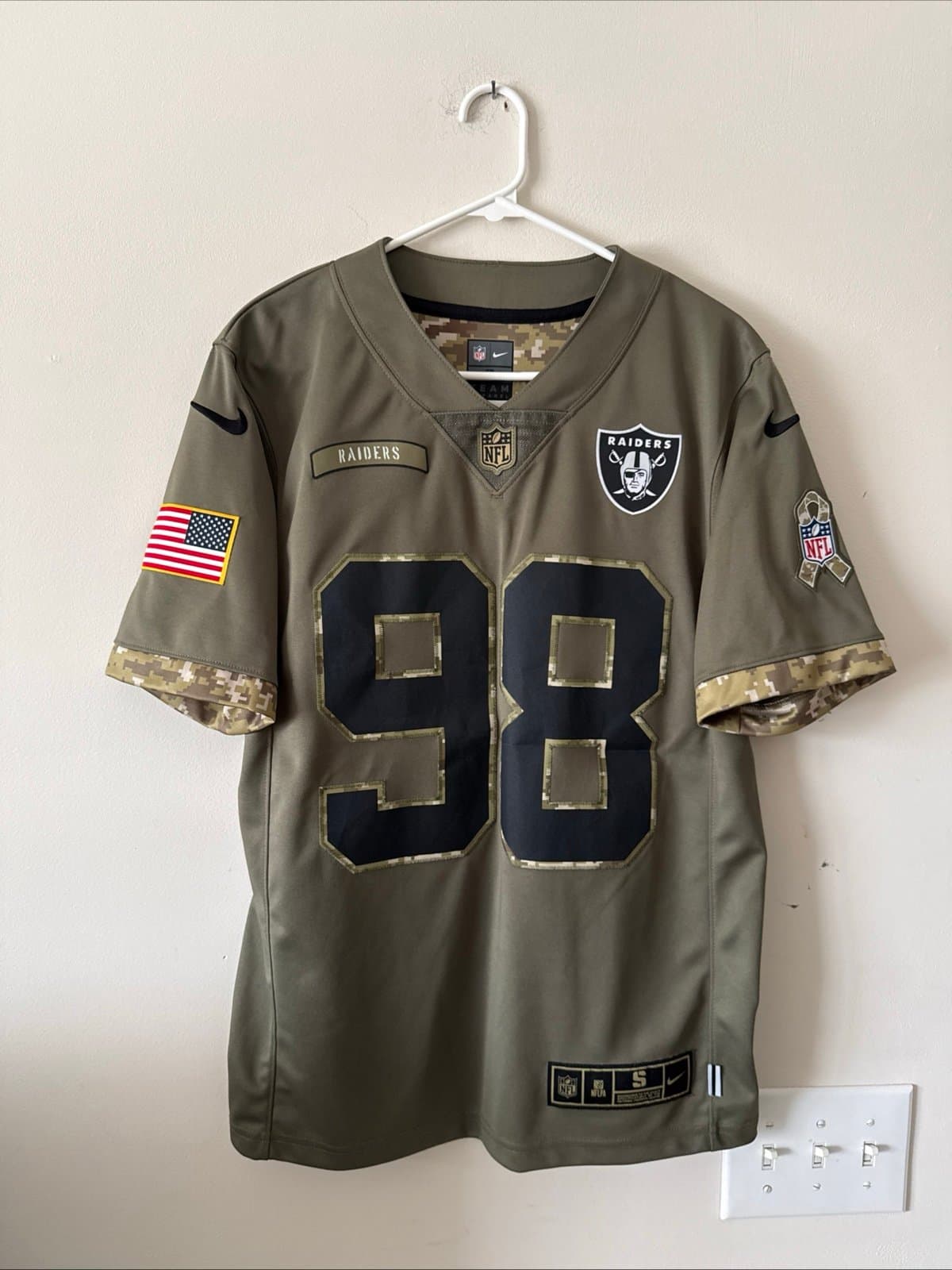 MEN’S NIKE MAXX CROSBY #98 LAS VEGAS RAIDERS SALUTE TO SERVICE LMTD JERSEY SZ S - Image 1