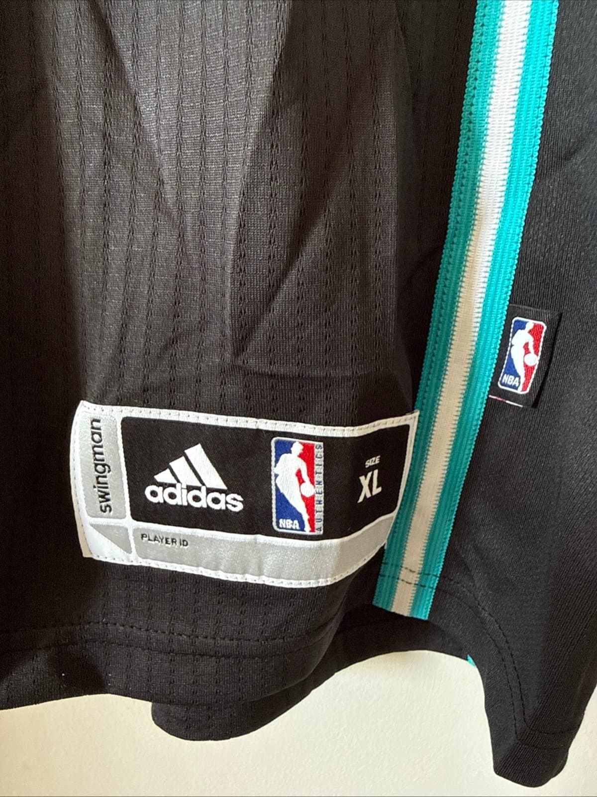 Men’s adidas Signed Kemba Walker #15 Hornets Rev30 Sleeved Jersey Sz XL - NWT - Thumbnail 6