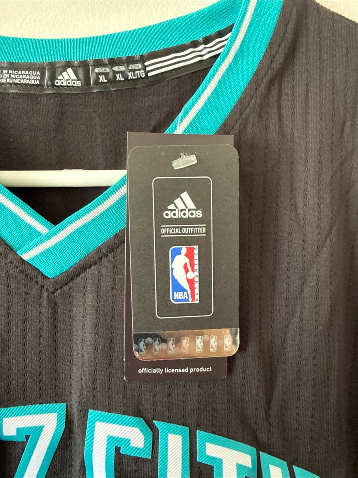 Men’s adidas Signed Kemba Walker #15 Hornets Rev30 Sleeved Jersey Sz XL - NWT - Thumbnail 4