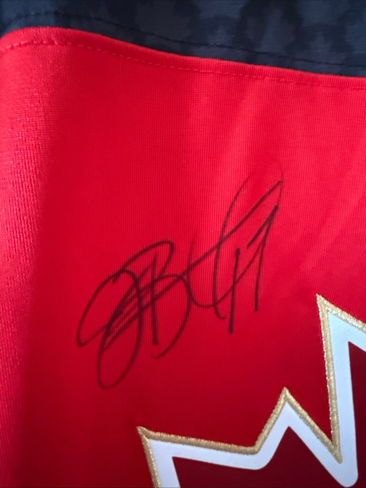 Men’s Nike Team Canada Moore #23 Jersey IIHF WJC 2019 Autographed Sz L - RARE - Thumbnail 3