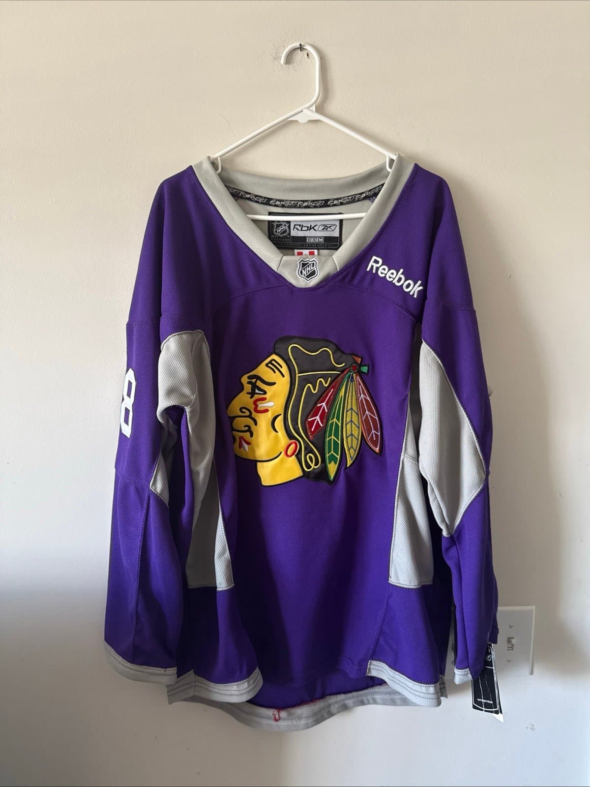 Men’s Patrick Kane #88 Blackhawks Hockey Fights Cancer Jersey Sz 50 - NWT RARE - Image 1