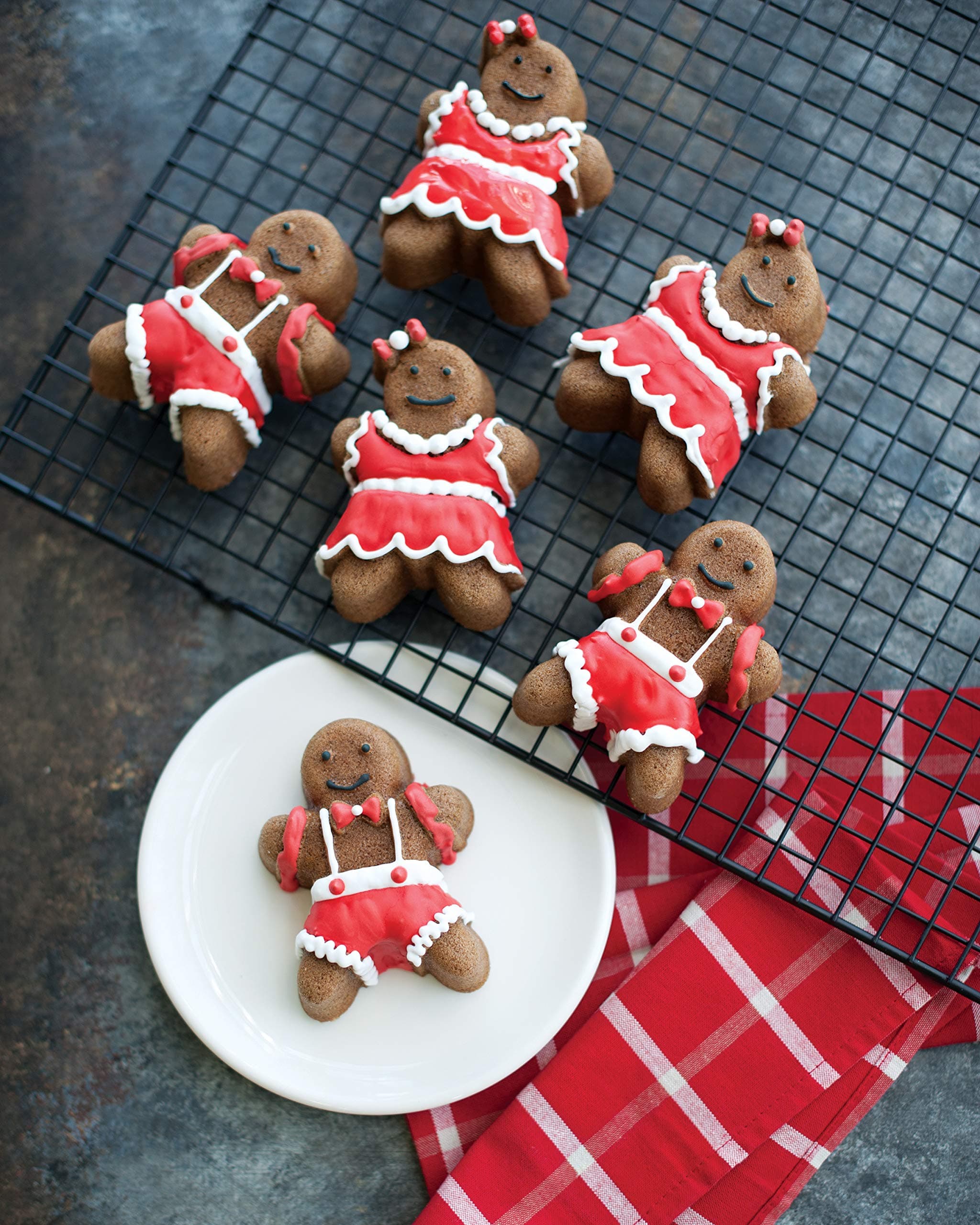 Nordic Ware Gingerbread Kids Cakelet Pan - Thumbnail 4