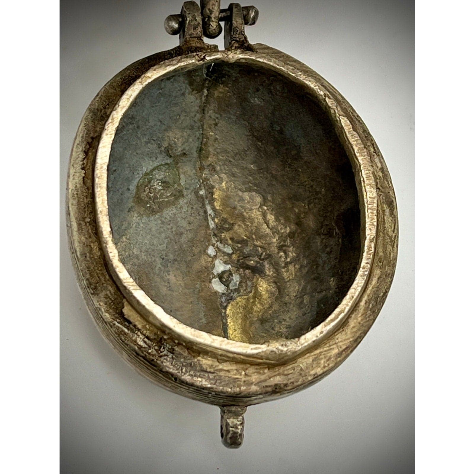 Antique Bronze Peacock Betel Box - Exquisite Handcrafted Decorative Piece - Thumbnail 6