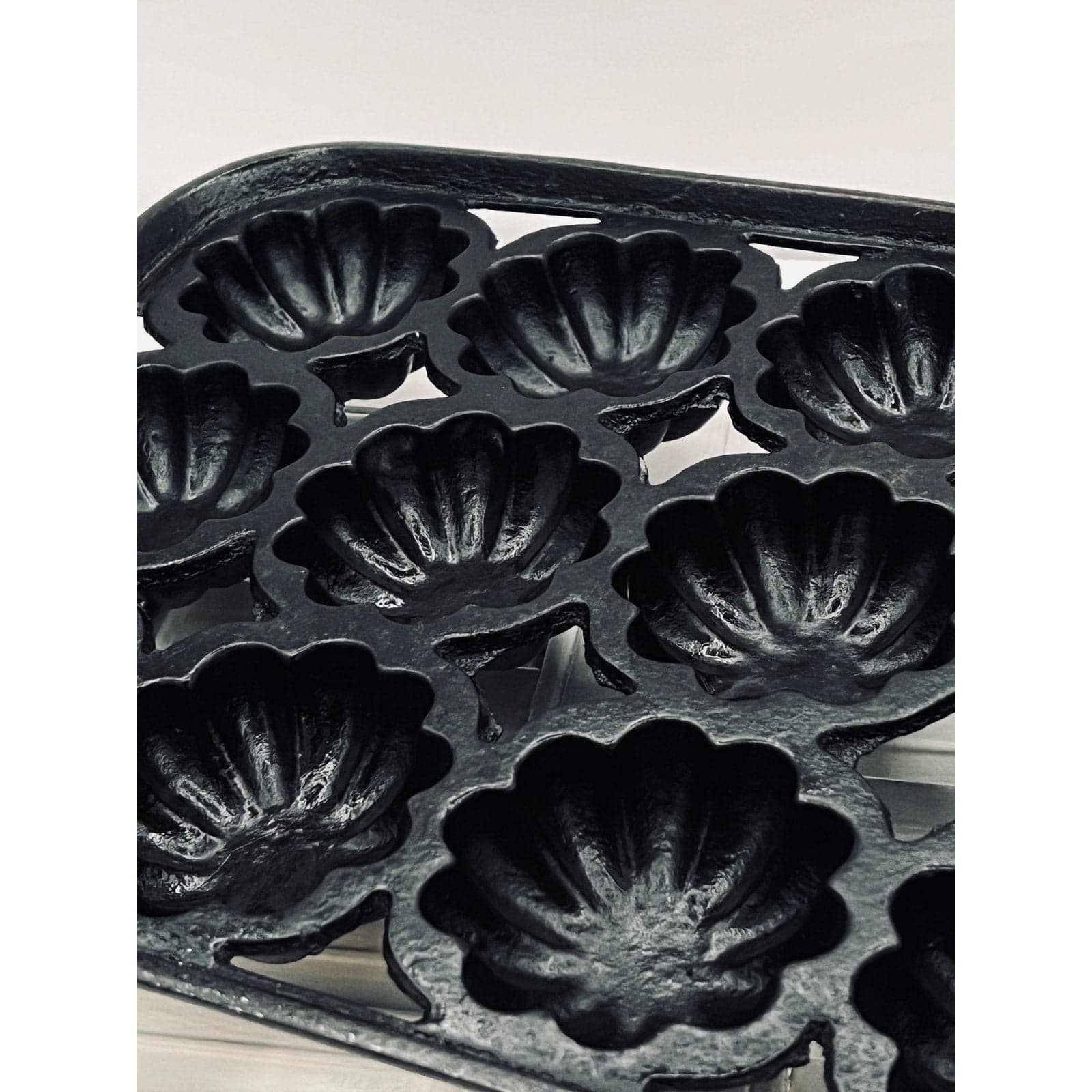 Antique Nathaniel Waterman 12-Cup Turk's Head Cast Iron Gem Pan - Thumbnail 2