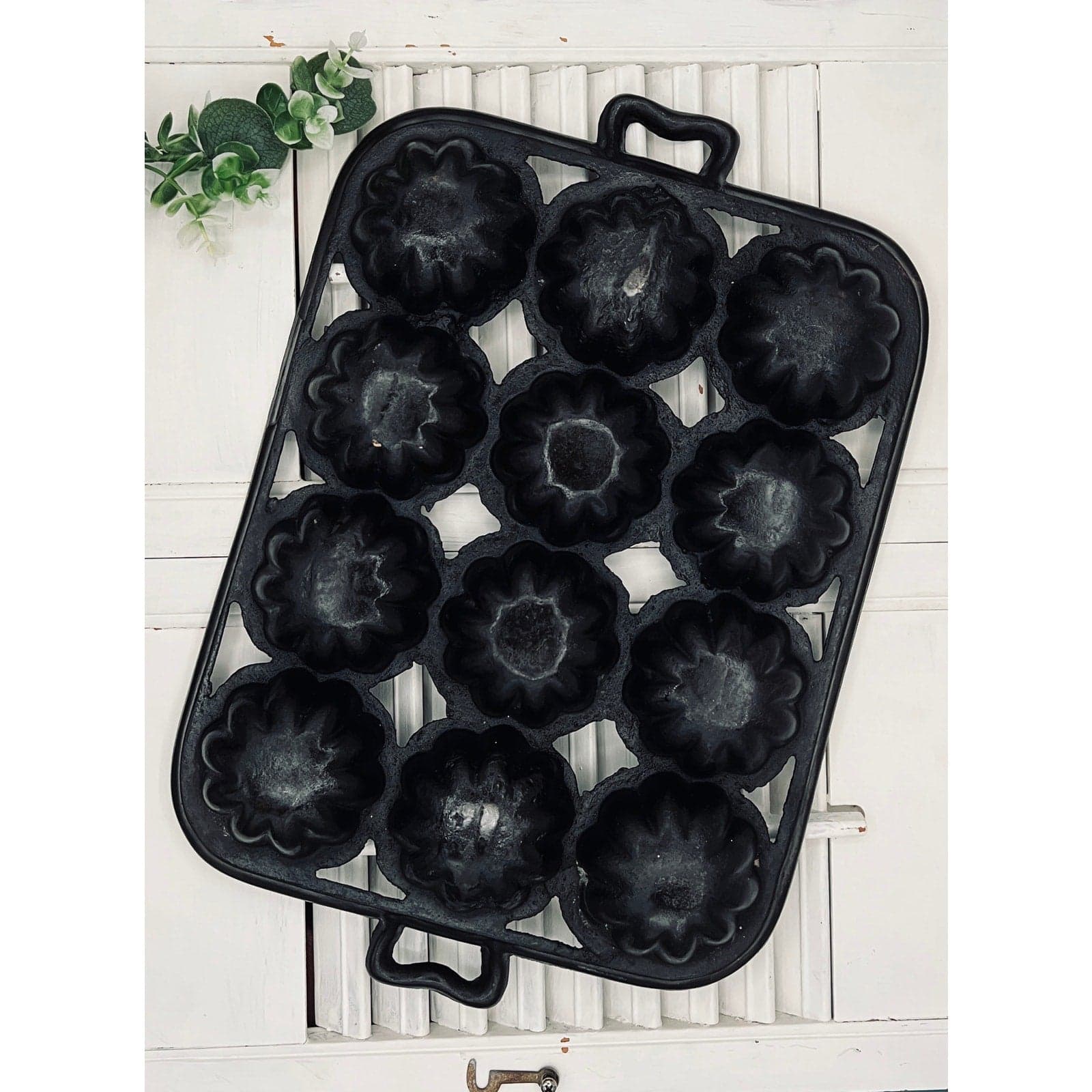 Antique Nathaniel Waterman 12-Cup Turk's Head Cast Iron Gem Pan - Thumbnail 5