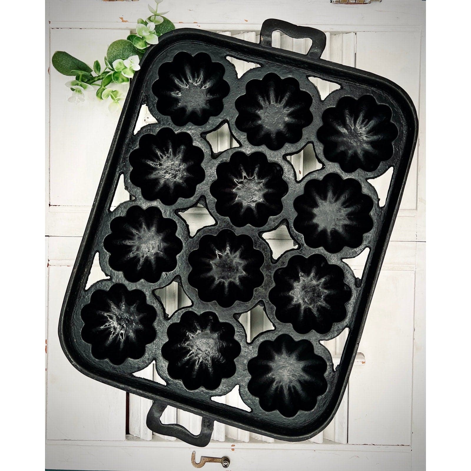 Antique Nathaniel Waterman 12-Cup Turk's Head Cast Iron Gem Pan - Image 1