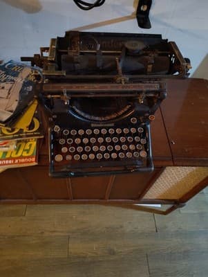Underwood Antique Typewriter - Thumbnail 3