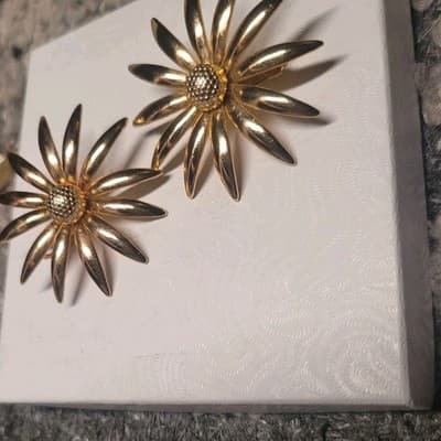Vintage Gold Tone Emmons Daisy Flower Sunflower Clip Earrings - Thumbnail 2