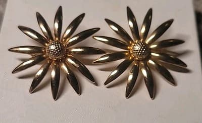 Vintage Gold Tone Emmons Daisy Flower Sunflower Clip Earrings - Image 1