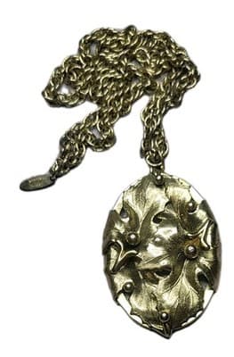 VINTAGE Whiting & Davis Gold Tone Rope Chain Necklace Holly Leaves Pendant - Image 1