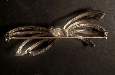 Vintage Signed Coro Silver Tone Textured Four Strand Ribbon Bow Brooch Pin - Thumbnail 2