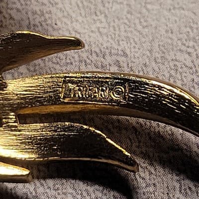 Vintage Crown Trifari Textured Gold Tone Feather Swirl Brooch Pin Classic MCM 60 - Thumbnail 3